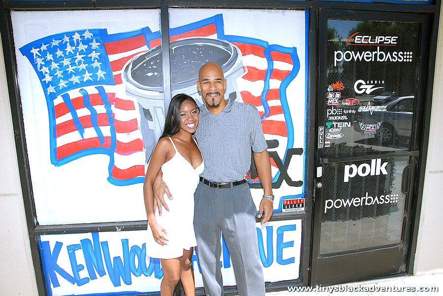 Negra cabalgando una gran polla negra en vaquera invertida
 #73365241