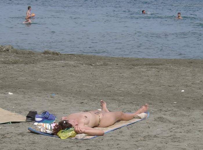 Nessun pulcino alla spiaggia nudista è più caldo di questo
 #72253404