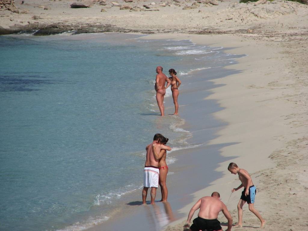 Una chica salvaje desnuda se lo pasa en grande en una playa nudista
 #72256856