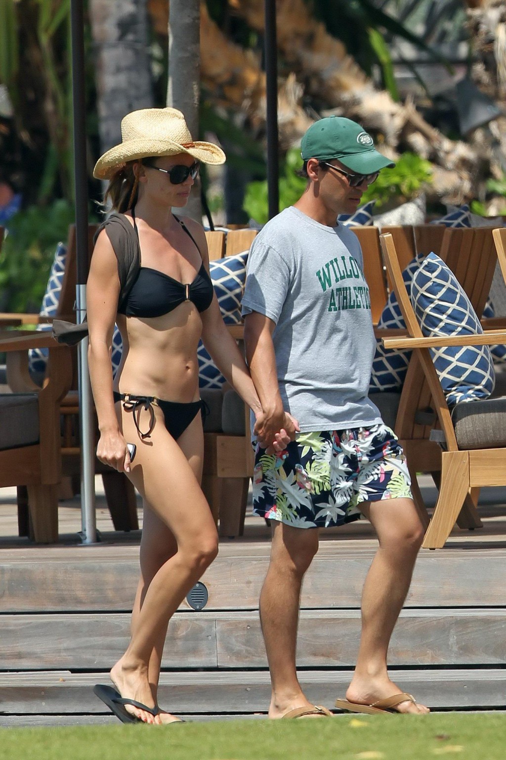 Hilary swank con un bikini negro sexy en la piscina en hawaii
 #75289587