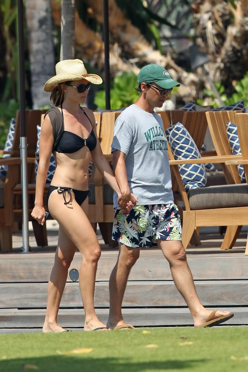 Hilary swank con un bikini negro sexy en la piscina en hawaii
 #75289601