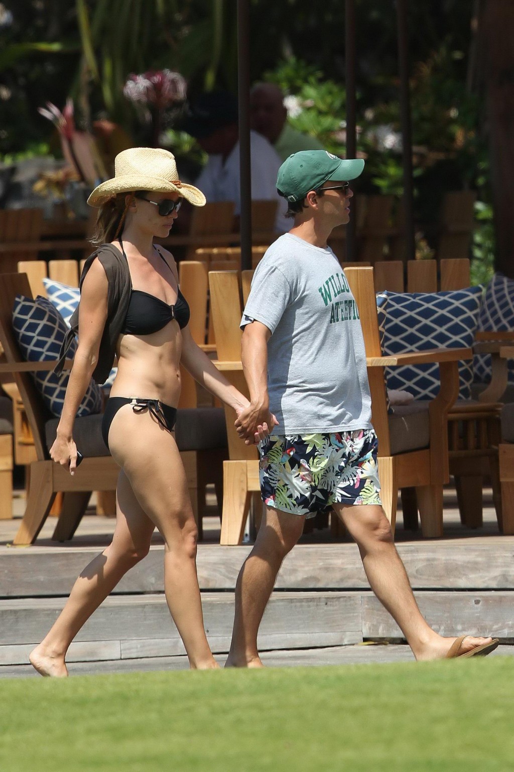 Hilary swank con un bikini negro sexy en la piscina en hawaii
 #75289626