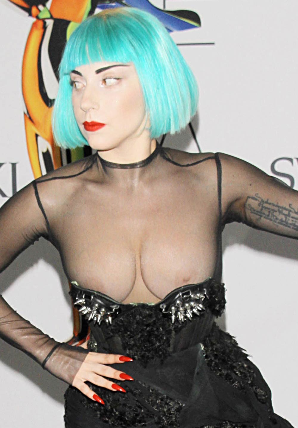 Lady gaga mostrando las tetas bajo su vestido transparente
 #75280877