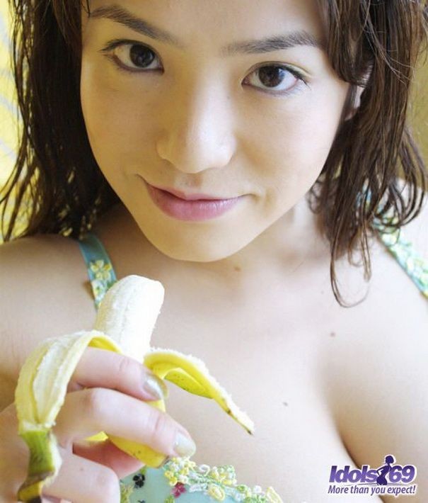 Vollbusige japanische Teenie zeigt ihre haarige Muschi und Titten
 #69832913