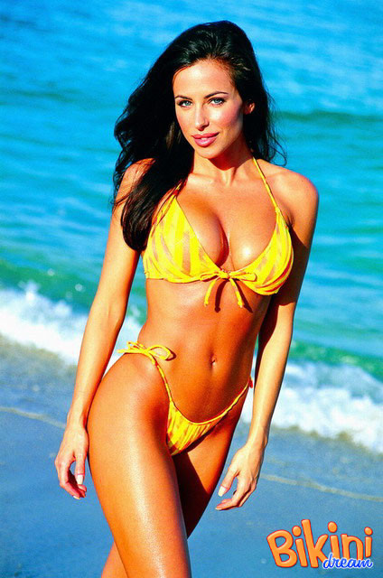 Tania lamanna, bikini giallo sulla spiaggia.
 #73189379