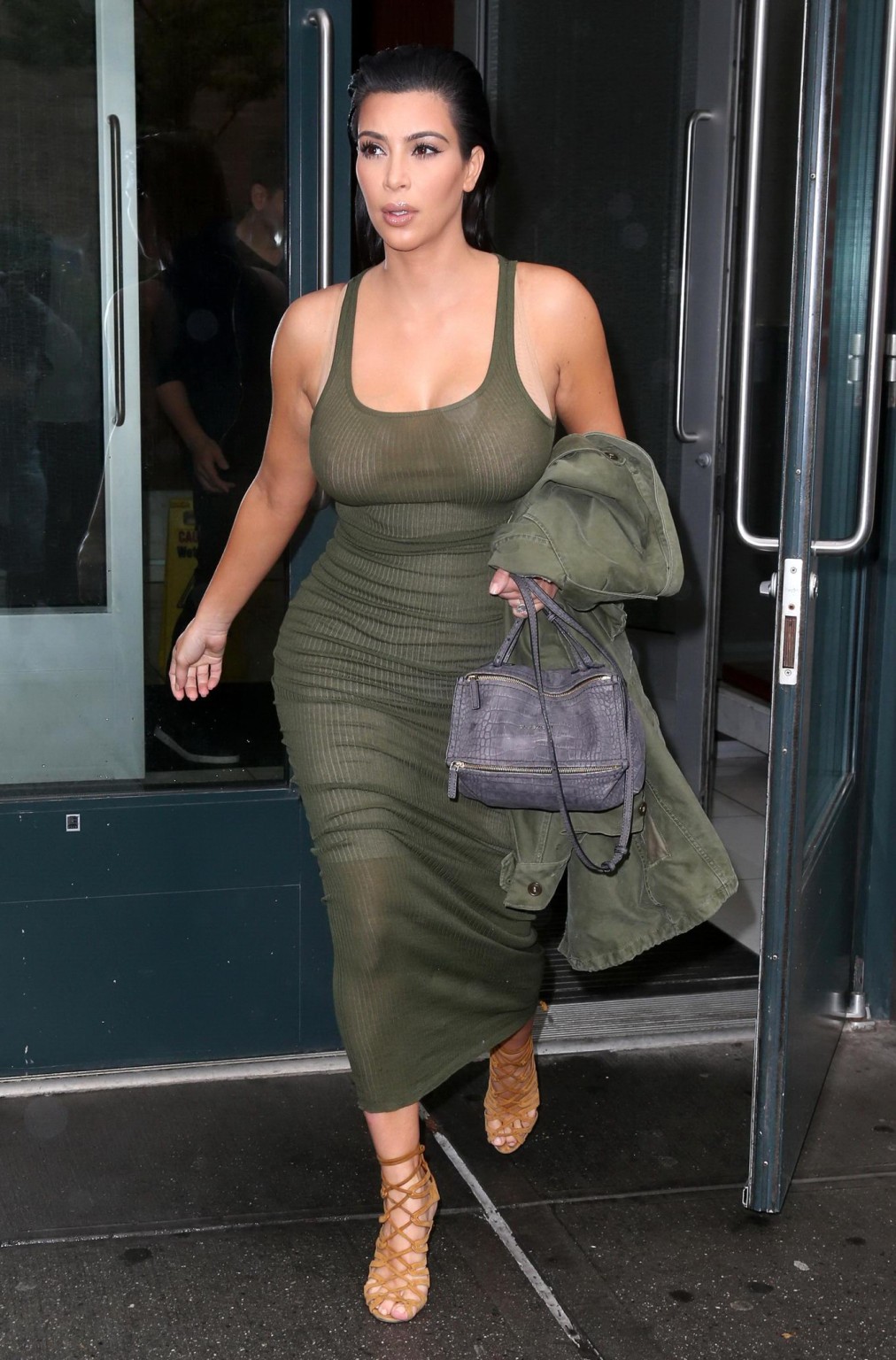 Kim Kardashian, sans culotte, montre ses fesses dans une robe transparente à New York.
 #75162150