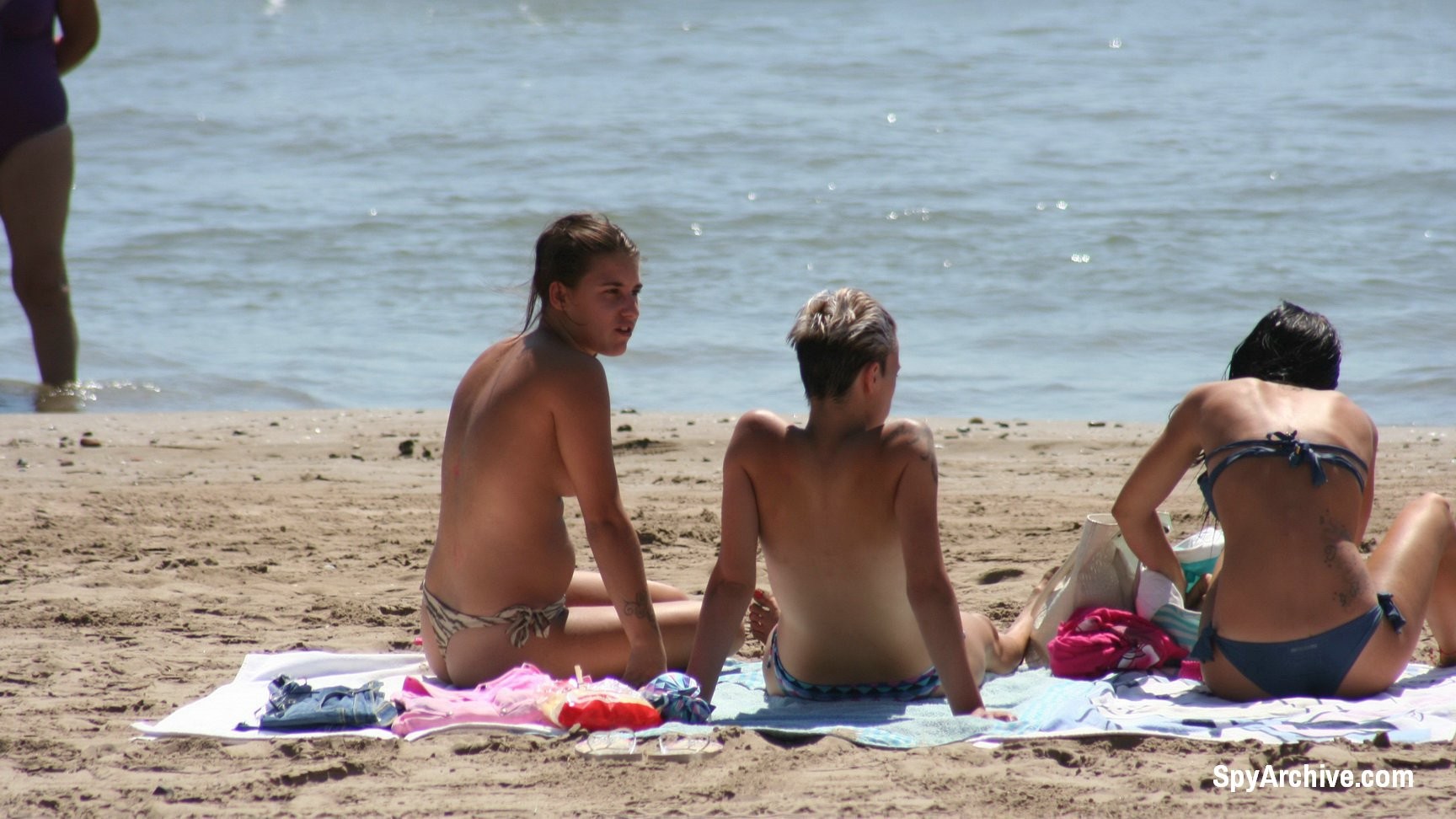 Rubia caliente en topless es filmada por un voyeur en la playa
 #72242338
