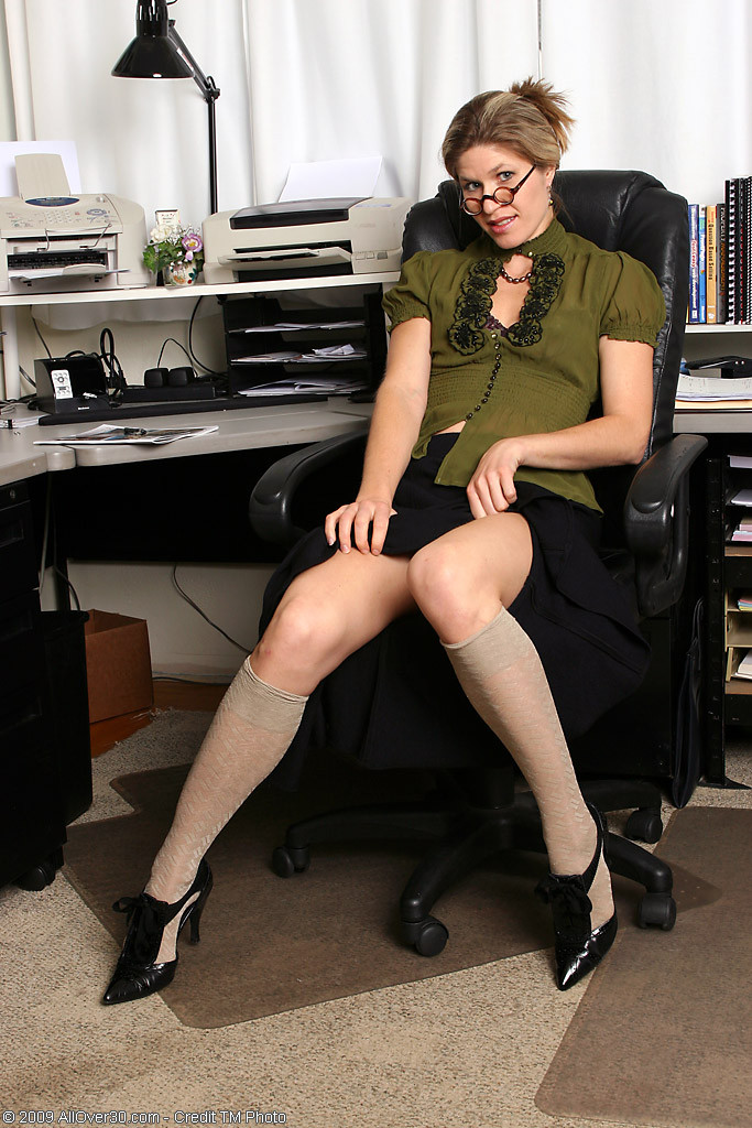 Reifes Büromädchen Delilah macht sich auf ihrem Schreibtisch schmutzig
 #77509190