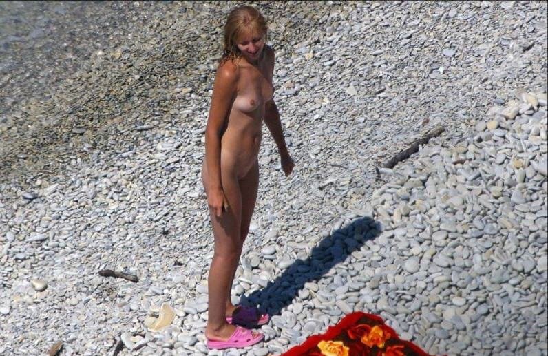 Joven nudista amigos desnudos juntos en la playa
 #72254946