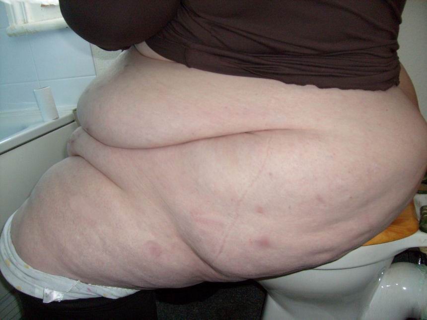 Riesige Damen zeigen ihre großen Cellulite-Körper
 #75498169