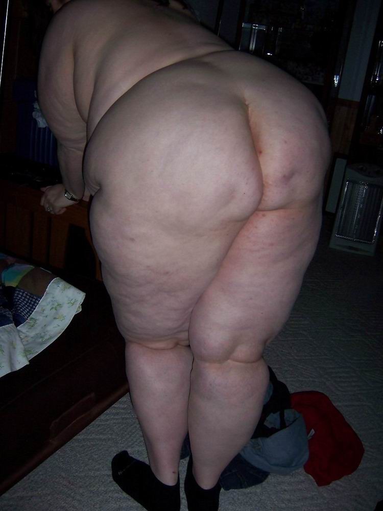 Riesige Damen zeigen ihre großen Cellulite-Körper
 #75498208