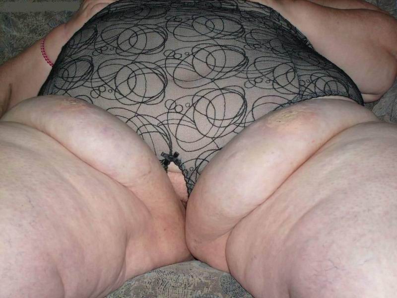 Riesige Damen zeigen ihre großen Cellulite-Körper
 #75498216