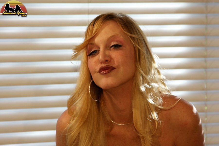 Rubia tetona y traviesa mostrando sus bienes
 #79293905