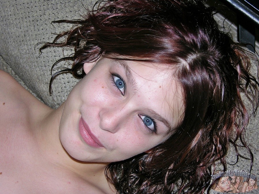 Abby teenager amatoriale di un anno nel suo primo servizio fotografico di nudo
 #67625994