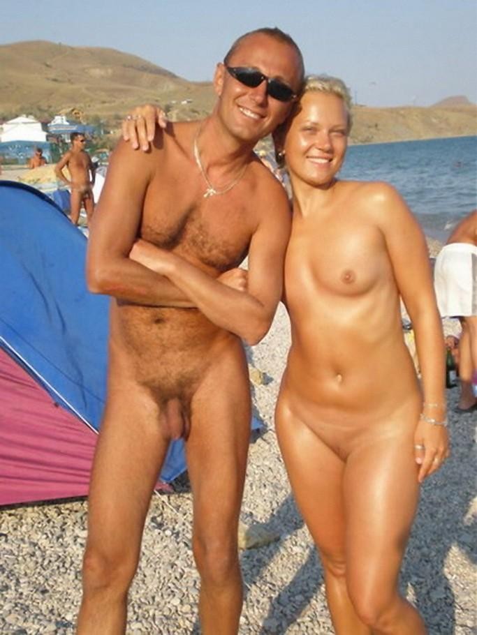 Un couple nu montre son amour du nudisme.
 #72246743