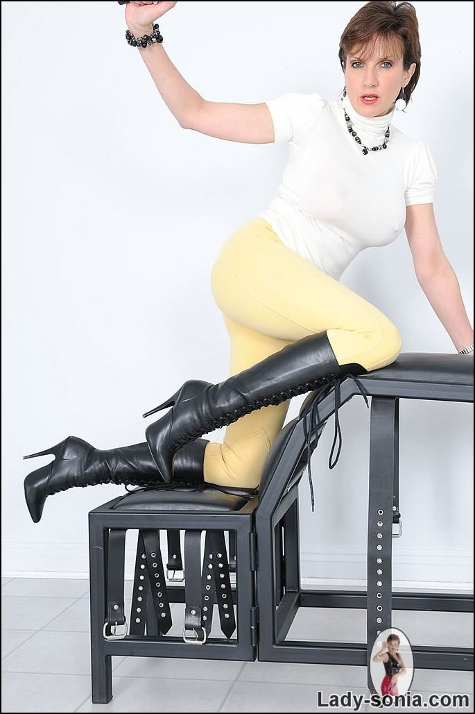 Madura sonia kinky en sus botas negras
 #74804432