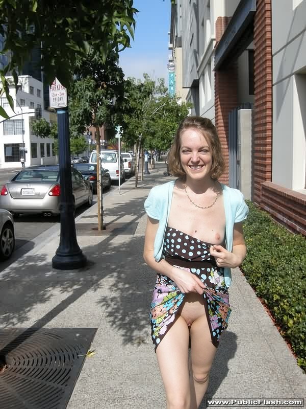 スリムなパンティレス・アップスカートのフラッシャーがミッドシティのベランダに登場
 #78909328