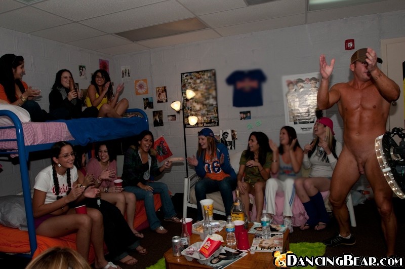 Strippers masculinos cachondos con grandes pollas follando a las chicas en la fiesta
 #71538499