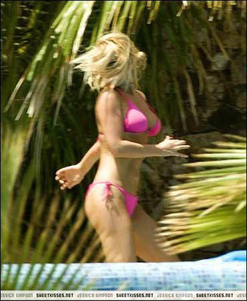 Jessica simpson mostrando su cuerpo sexy y sus enormes tetas en bikini
 #75293597