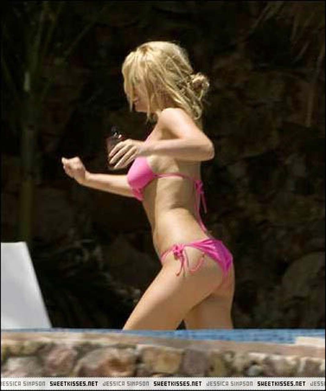 Jessica simpson mostrando su cuerpo sexy y sus enormes tetas en bikini
 #75293600