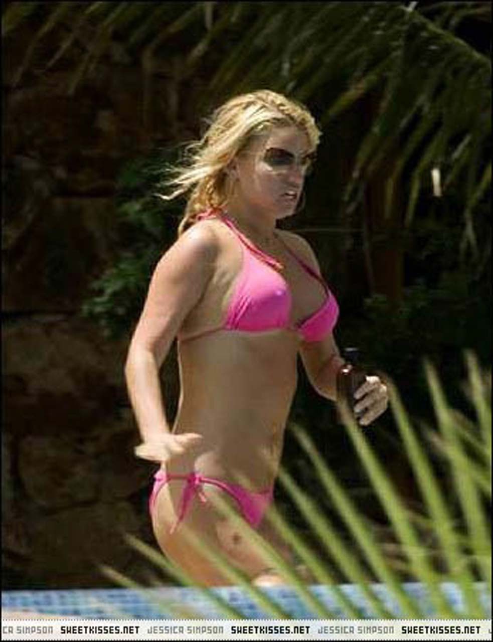 Jessica simpson mostrando su cuerpo sexy y sus enormes tetas en bikini
 #75293603