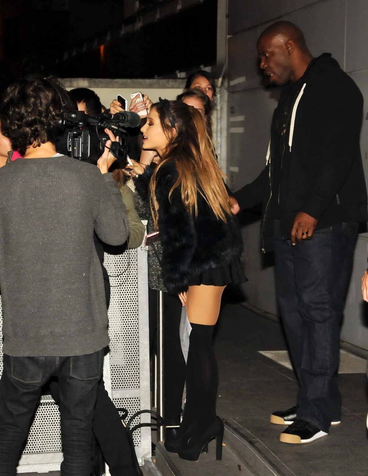 Ariana grande porte une mini-jupe et des collants bicolores à l'extérieur de la radio Nrj.
 #75183573