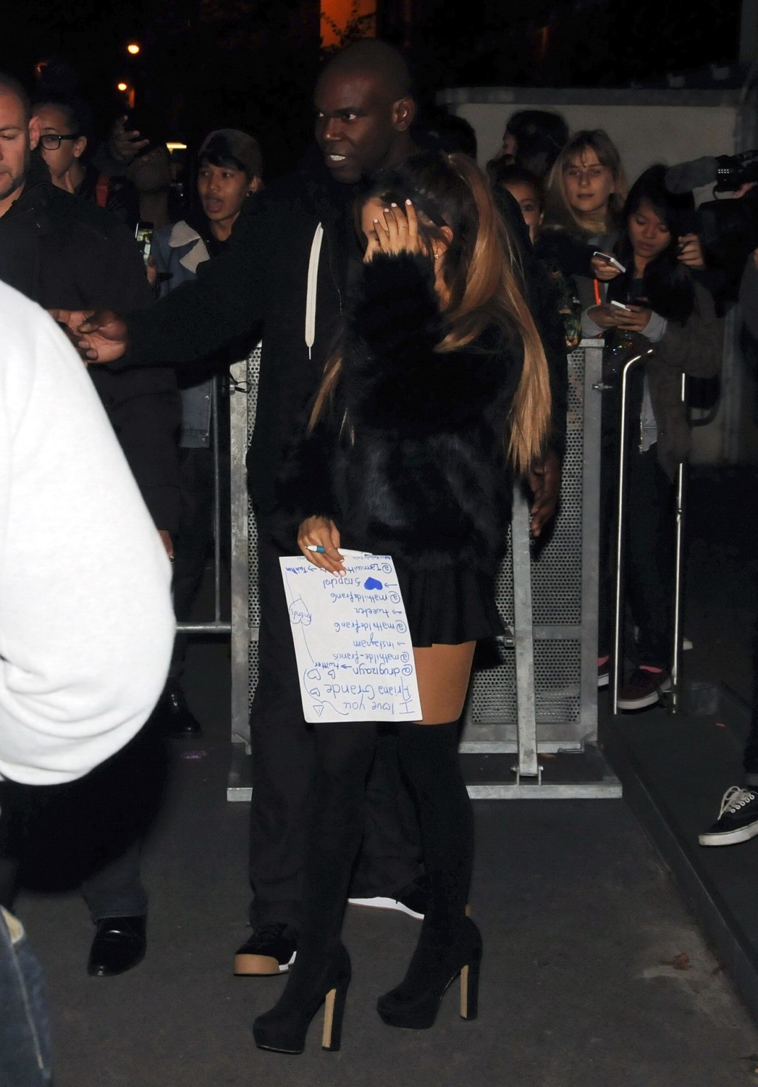 Ariana grande porte une mini-jupe et des collants bicolores à l'extérieur de la radio Nrj.
 #75183600