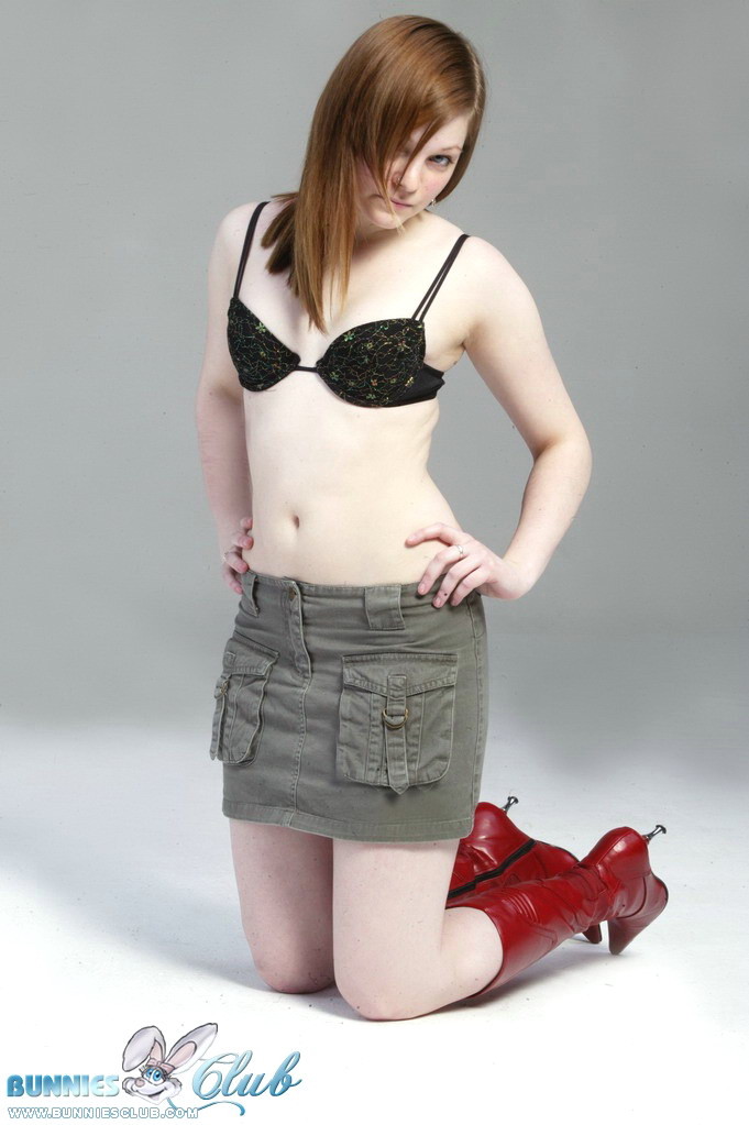 Linda Lilly posando para ti en botas
 #68244608