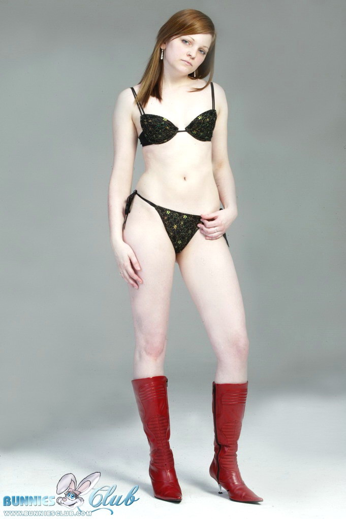 Linda Lilly posando para ti en botas
 #68244648