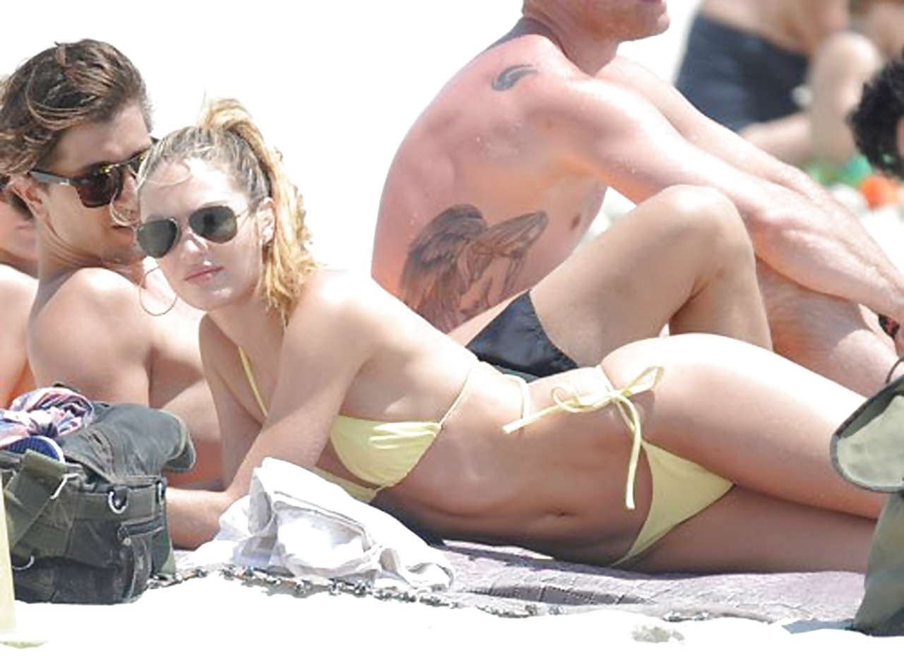 Candice Swanepoel che espone il corpo caldo e sexy in bikini sulla spiaggia
 #75230946