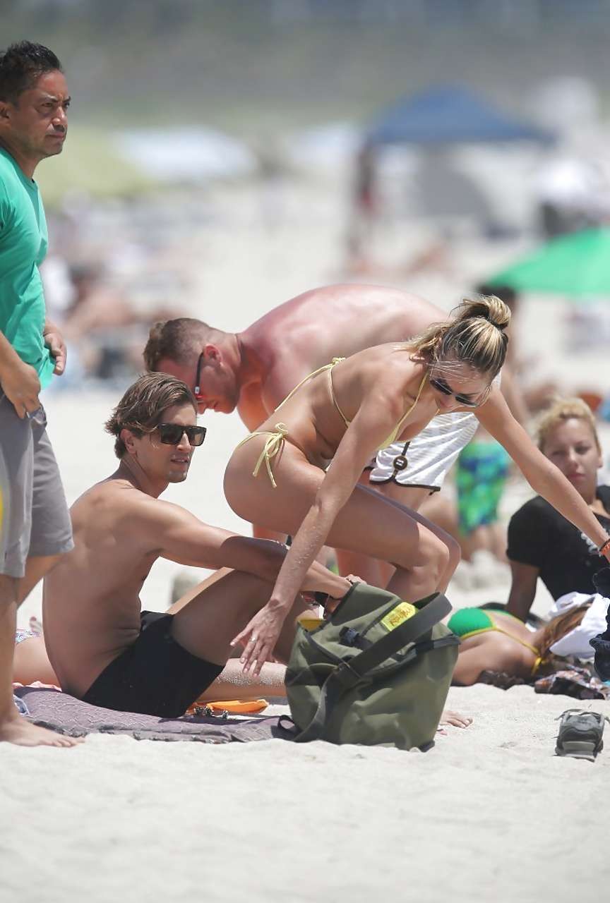 Candice Swanepoel che espone il corpo caldo e sexy in bikini sulla spiaggia
 #75230965