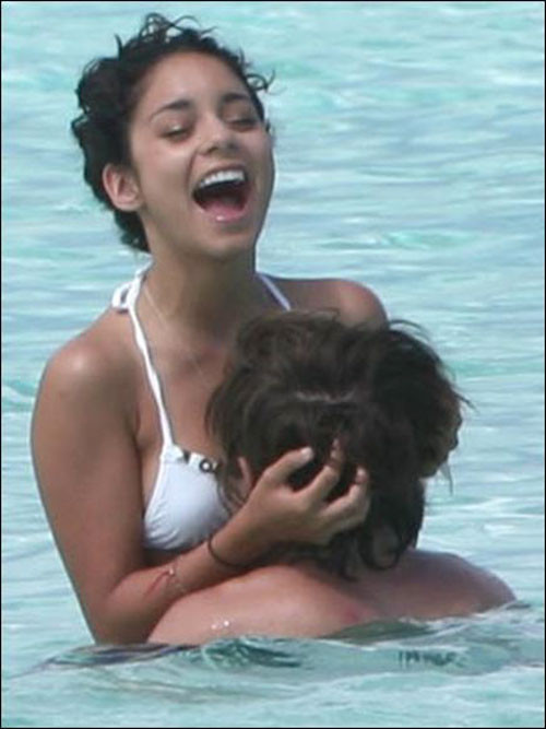 Vanessa Hudgens mostrando le sue tette e figa e in posa in bikini
 #75416187