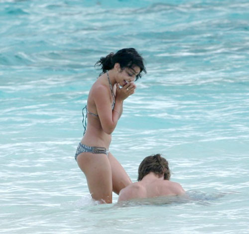 Vanessa hudgens mostrando las tetas y el coño y posando en bikini
 #75416219
