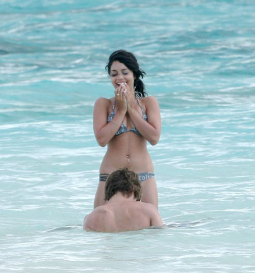 Vanessa hudgens mostrando las tetas y el coño y posando en bikini
 #75416222