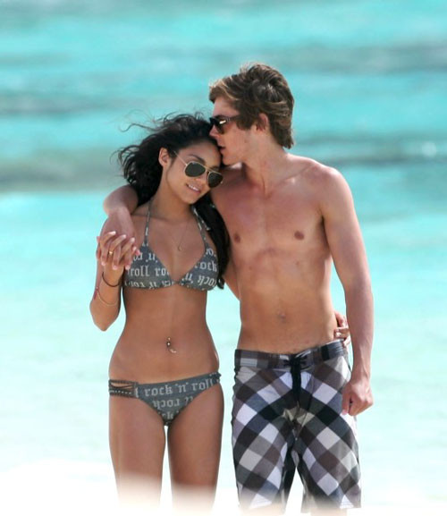 Vanessa hudgens mostrando las tetas y el coño y posando en bikini
 #75416226