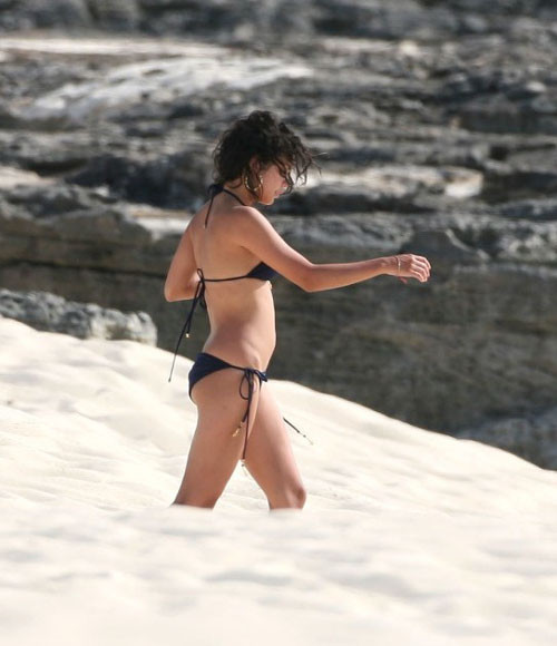 Vanessa hudgens mostrando las tetas y el coño y posando en bikini
 #75416256
