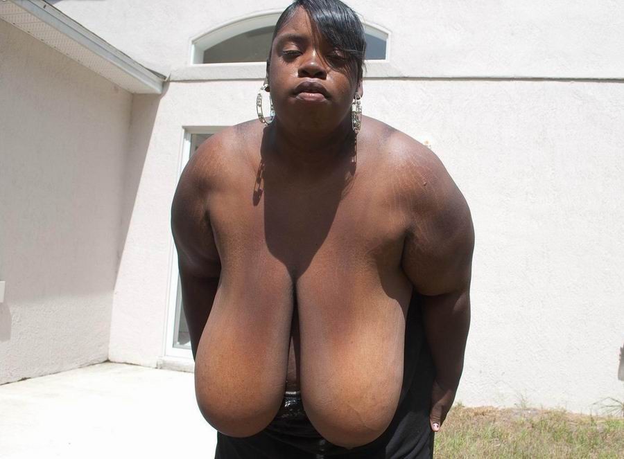 Fettes Ebenholz zeigt ihre sehr großen Brüste
 #71756101