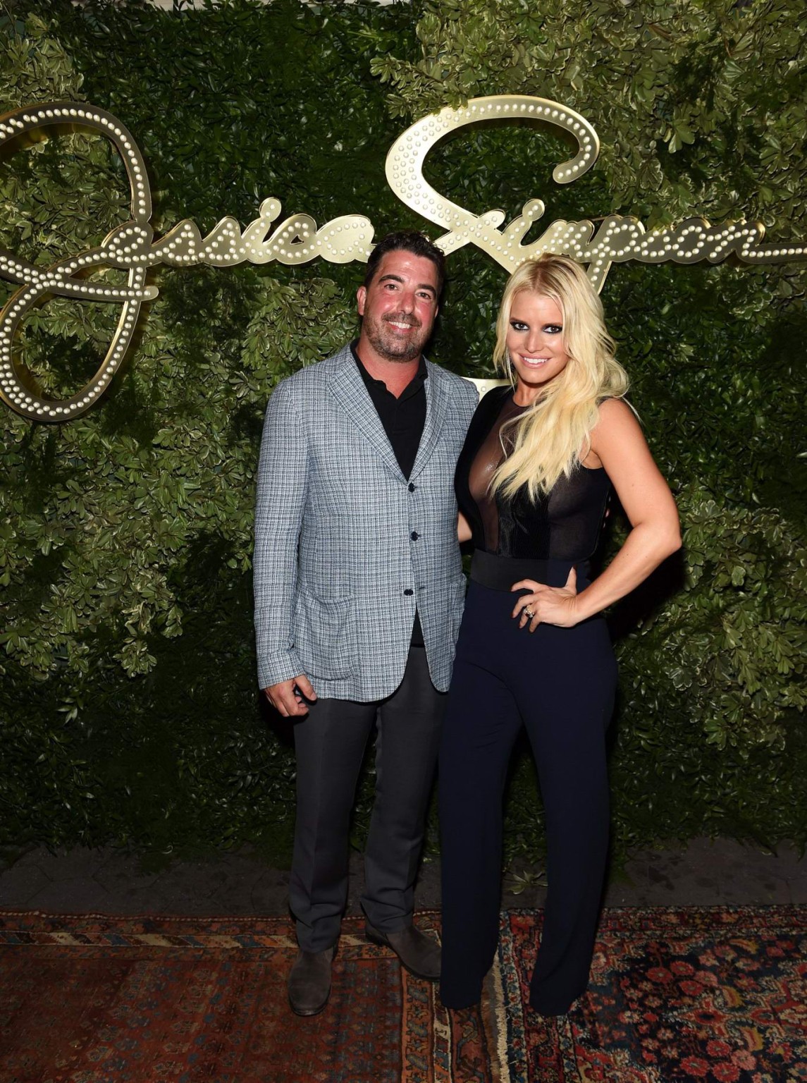 Jessica simpson sans soutien-gorge montrant son grand décolleté transpirant à l'hôpital.
 #75153157