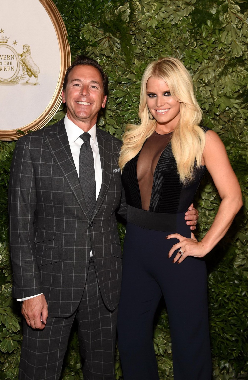 Jessica simpson sans soutien-gorge montrant son grand décolleté transpirant à l'hôpital.
 #75153163