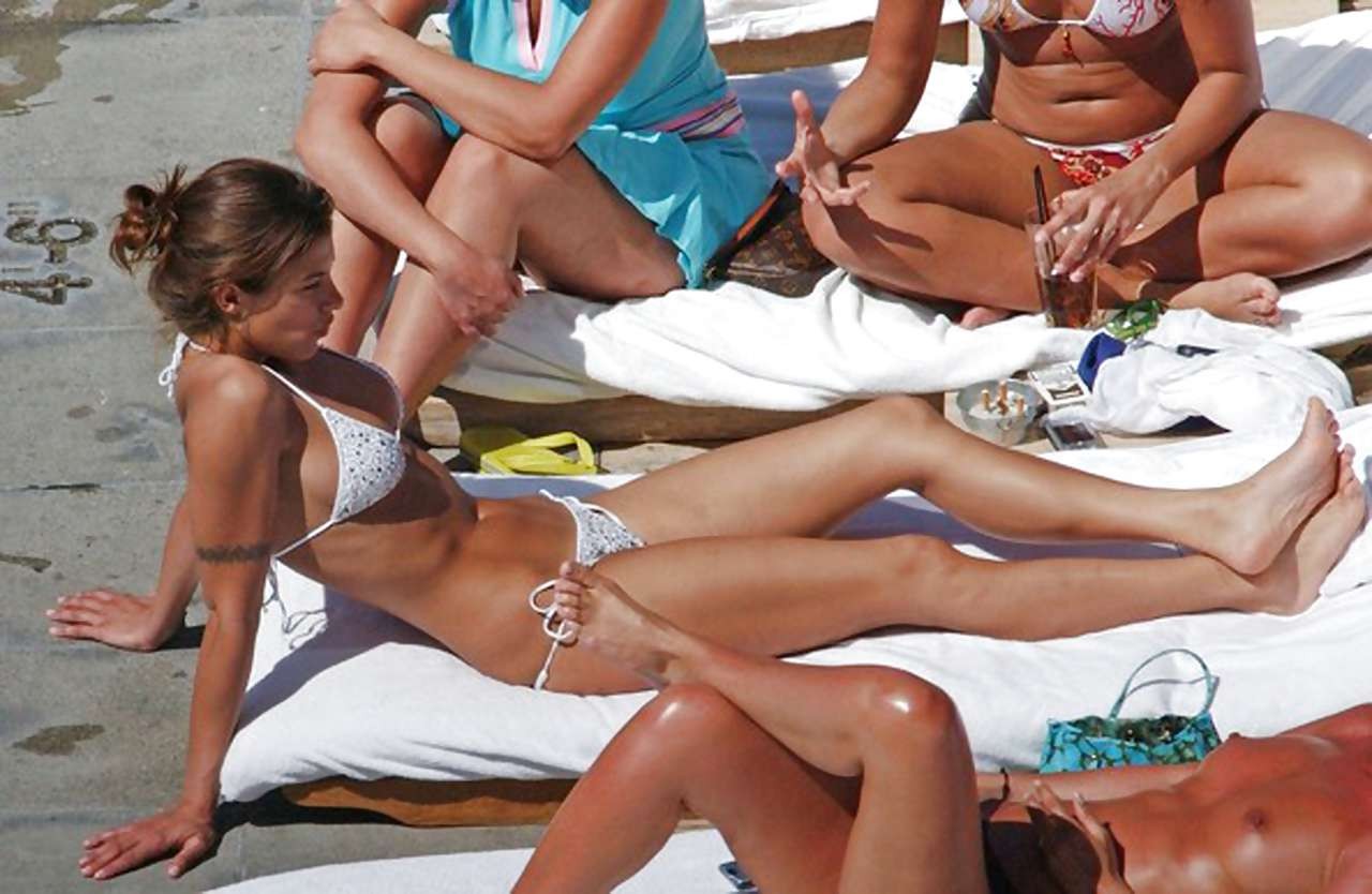 Elisabetta canalis entblößt sexy Körper und Brüste am Pool
 #75228147