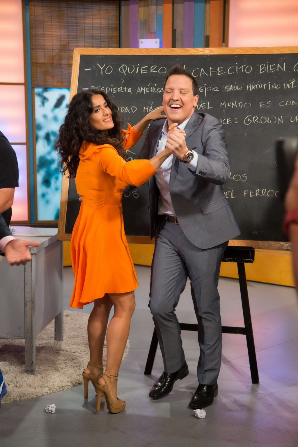 Salma hayek upskirt indossando breve abito arancione a despierta america show in miam
 #75225097