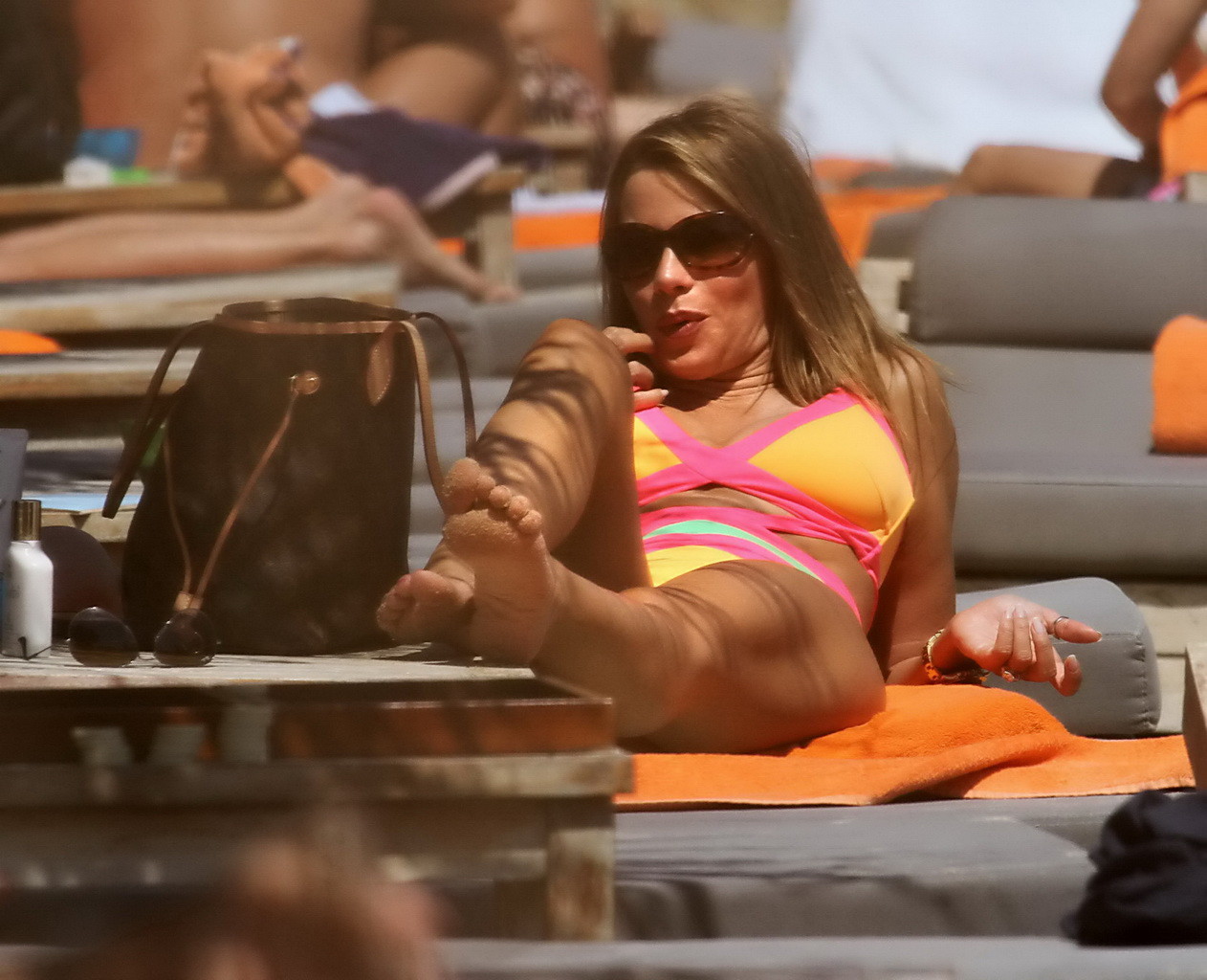 Sofia Vergara zeigt ihre Oberweite in einem bunten Badeanzug am Strand in M
 #75224322