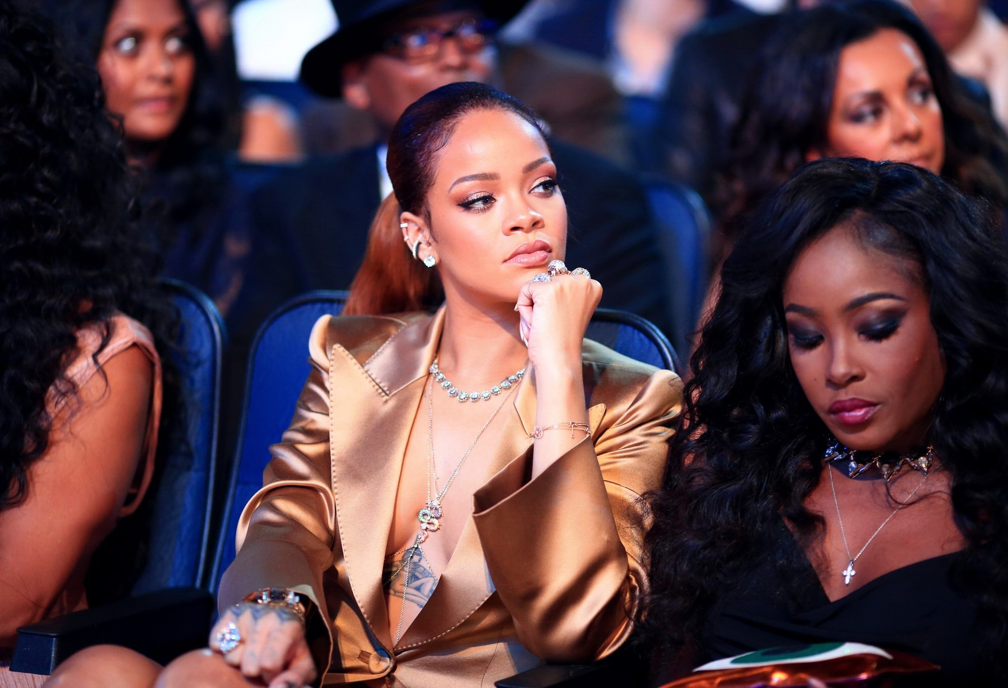 Rihanna sin sujetador con una chaqueta muy abierta en los premios bet
 #75160024