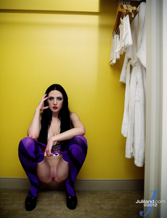 Samantha bentley en chaussettes à rayures violettes et talons hauts
 #71056556