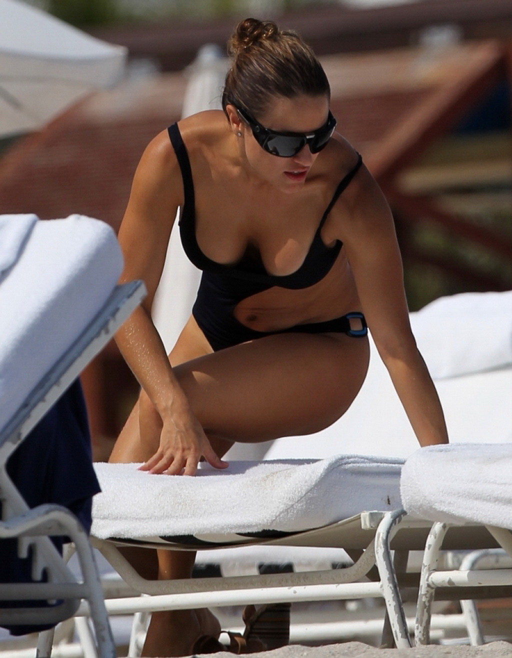 ロラ・ポンセ、マイアミ・ビーチで水着姿の巨乳とセクシーなお尻を披露
 #75270831