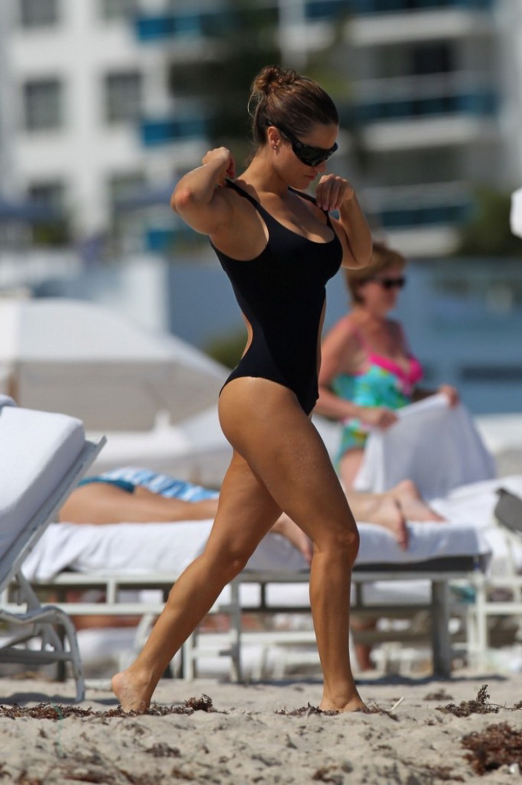 Lola ponce montre ses gros seins et son cul sexy en maillot de bain à miami beach
 #75270841