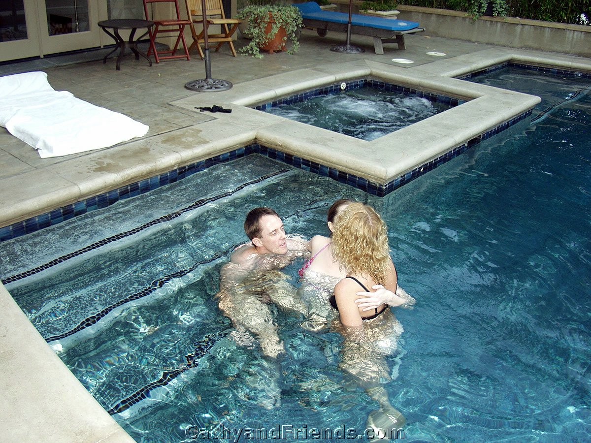 Moglie e fidanzata condividono il cazzo del marito vicino alla piscina all'aperto
 #76022763