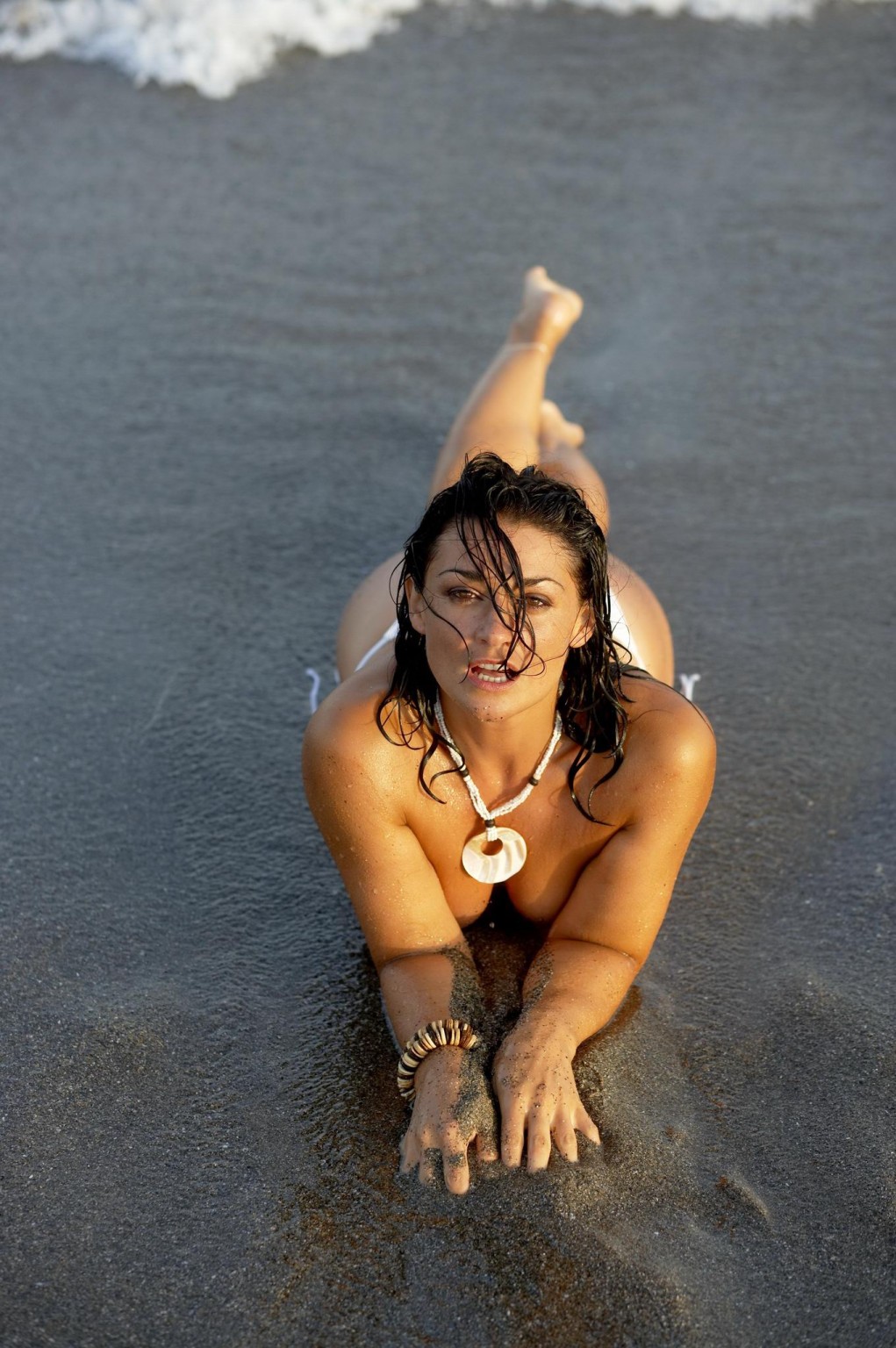 Natalie Robb, seins nus, essayant de cacher ses seins dans un photoshoot en bikini Benetton.
 #75273405