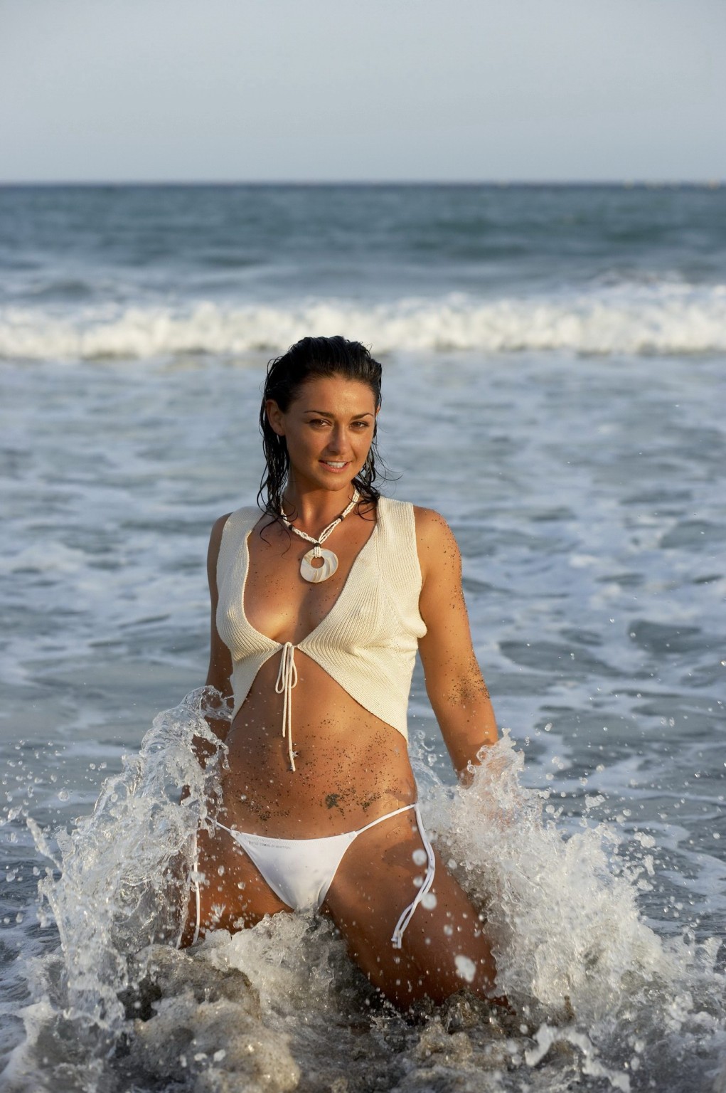 Natalie Robb, seins nus, essayant de cacher ses seins dans un photoshoot en bikini Benetton.
 #75273495
