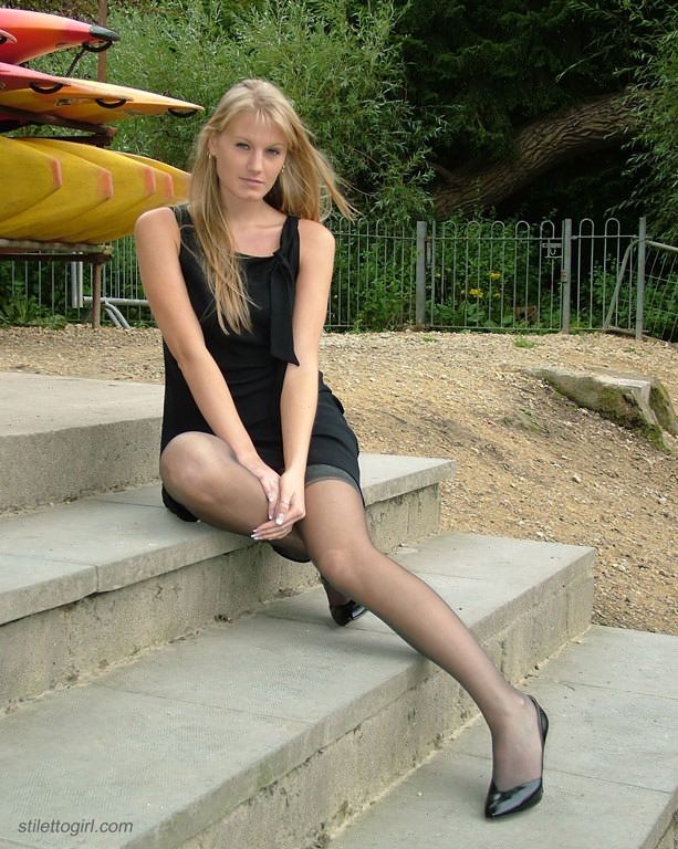 Blondes Stiletto-Girl in Strümpfen und schwarzen High-Heels
 #72704767